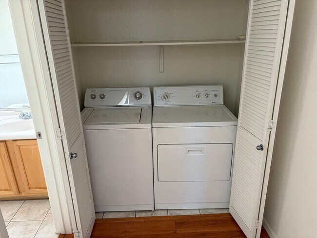 Building Photo - 2 Bedroom 2.5 Bath Townhome!