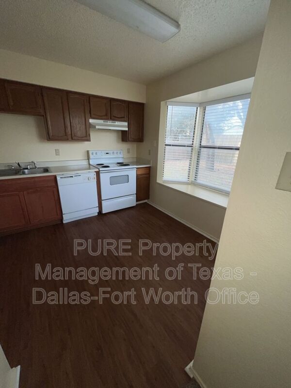 Building Photo - 2316 Summer Oaks Ct