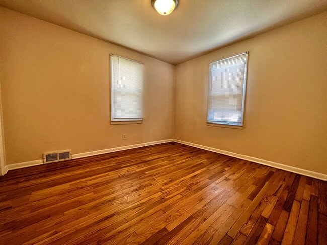 Building Photo - Spacious 3 Bed 2 Bath House in Central For...