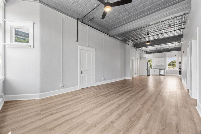 Building Photo - 208 E Main St