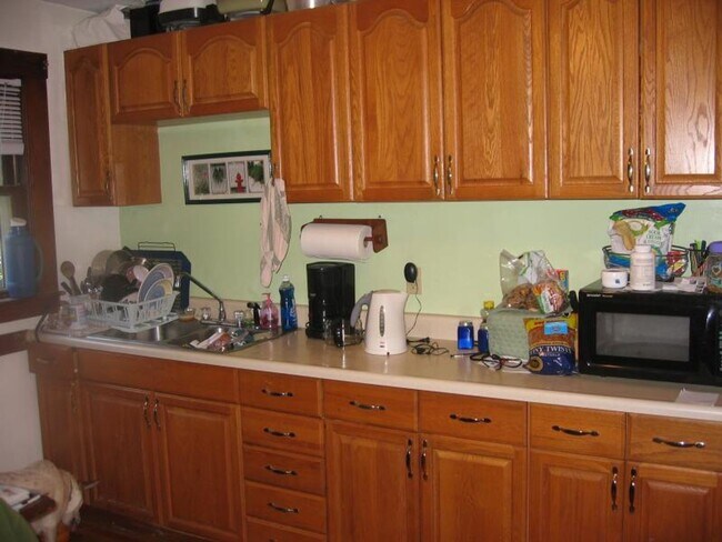 Building Photo - No brokers Fee, No Security Deposit, Pes Friendly, Large Unit, Laundry on a Site, Parking for Rent