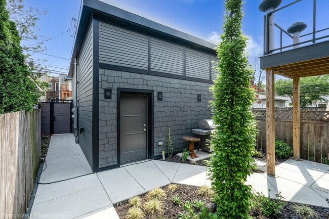 Building Photo - 2041 W Cuyler Ave