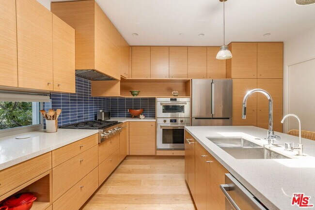 Building Photo - 1407 Oak St