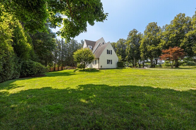 Building Photo - 30 Park Dr N