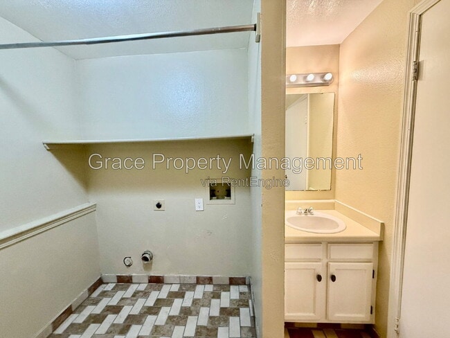 Building Photo - 405 S 28th Ln