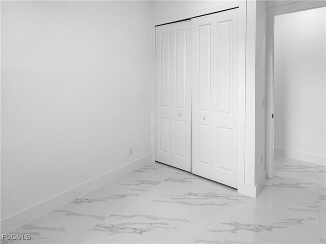 Building Photo - 916 Sara Ave N