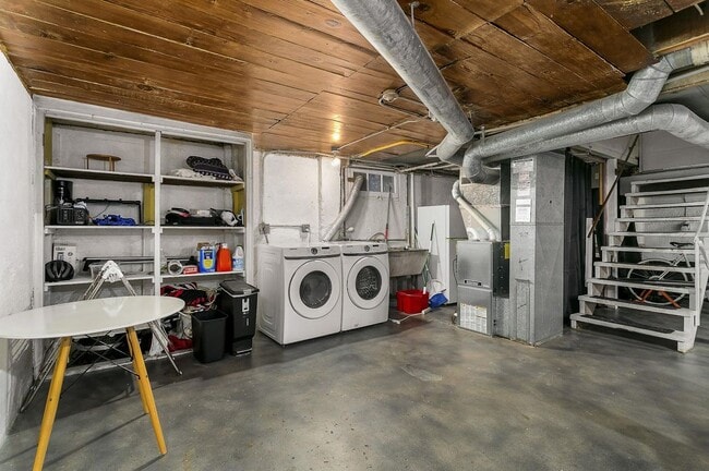 Building Photo - 3 bedroom, 2 bath gorgeous home now available by Mt. Tabor Park in SE Portland!