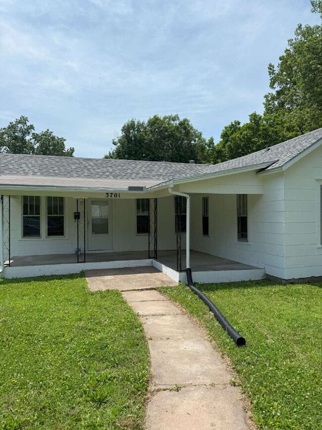 Building Photo - 3 bedroom, 1 bath remodeled home