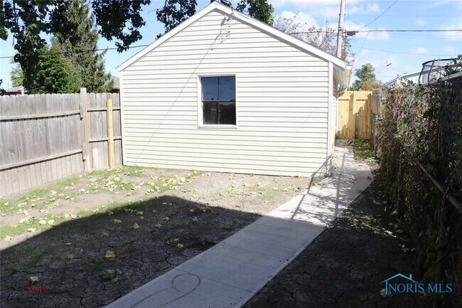 Building Photo - 129 Oswald St