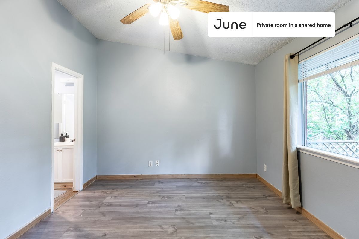 Building Photo - Room in Shared 3 bed/1.5 bath home