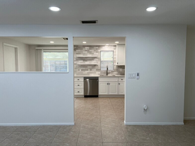 Building Photo - 8820 Pohoy Ave