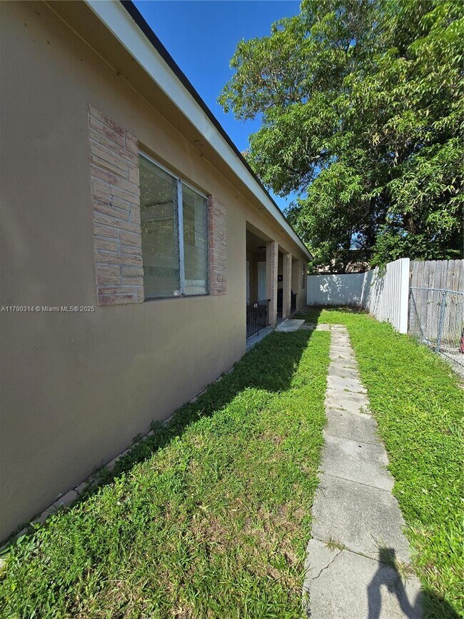 Building Photo - 724 SW 7th Terrace
