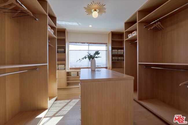 Building Photo - 211 Bellino Dr