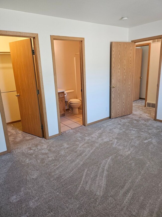 Building Photo - 931 Village Cir