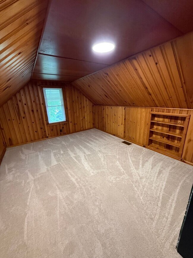 Building Photo - Struthers , 3 bedroom home with full basement and garage.