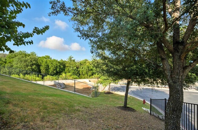 Building Photo - 516 E Slaughter Ln