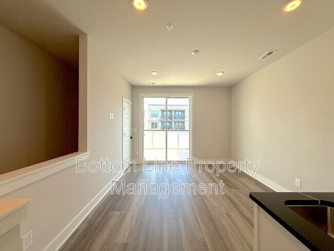 Building Photo - 627 W Tremont Ave