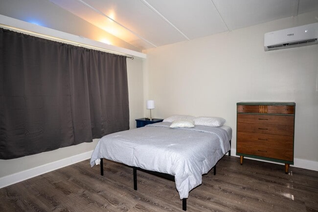 Building Photo - 130 Ella St