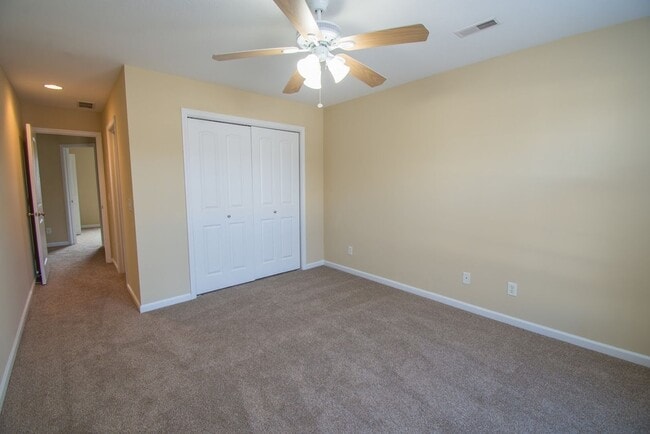 Building Photo - Great 3-bed, 2.5 bath townhome in Tolono available for June!