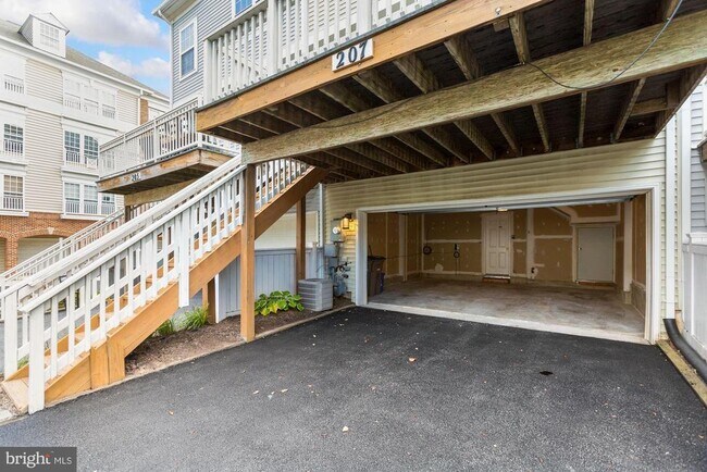 Building Photo - 207 Garden View Way