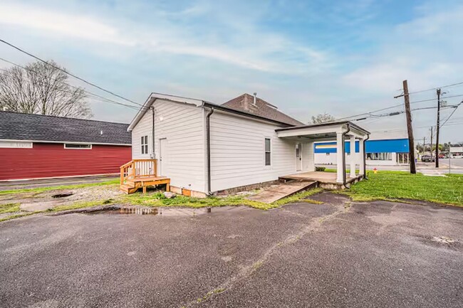 Building Photo - Charming 2 Bedroom 1 Bath Home