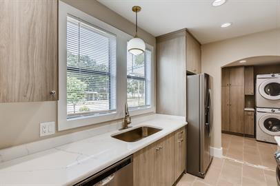 Building Photo - Renovated 4 bedroom, historic home close to downtown!