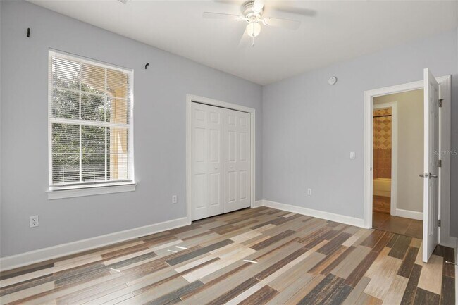 Building Photo - 5554 Palm Lake Cir