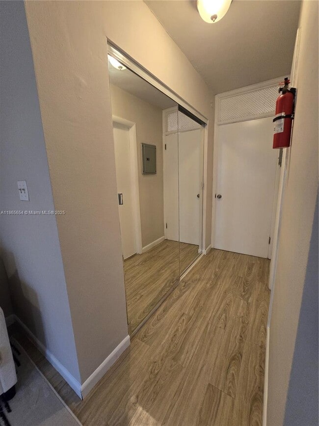 Building Photo - 441 Collins Ave