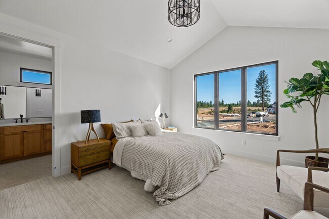 Building Photo - Exquisite Town home living: Bends desirabl...