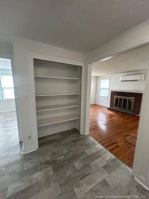 Building Photo - 1007 E 9th St