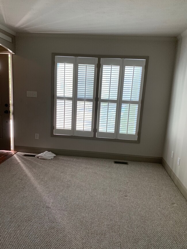 Building Photo - 2BR, 2.5 Ba End unit townhouse in Pikes Place