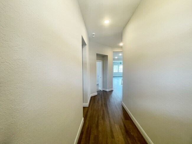 Building Photo - This stunning, 4BED/2BATH, well maintained...
