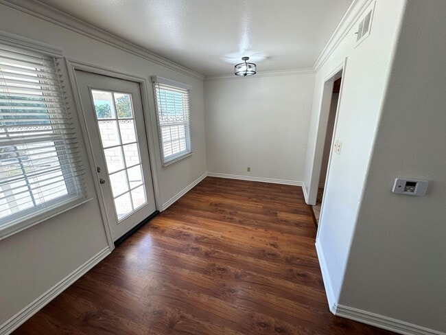 Building Photo - Central Ventura Home with Large Yard!