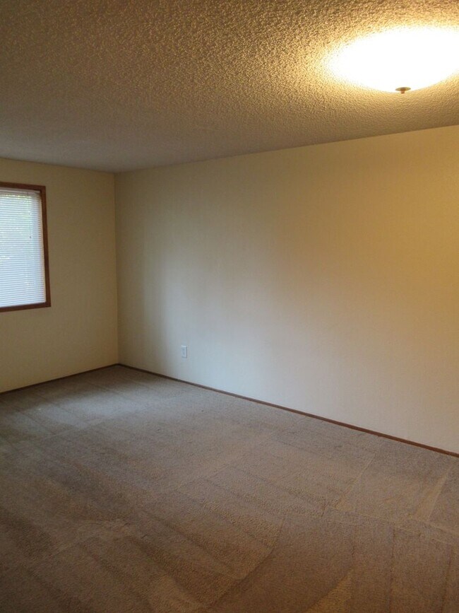 Building Photo - Large Two Bedroom w/ Garage