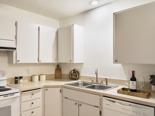 Building Photo - 1325 E Syringa Dr