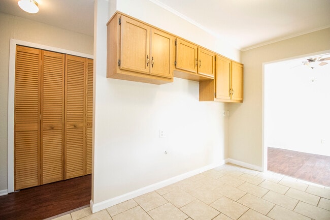 Building Photo - 3001 Edgebrook Dr