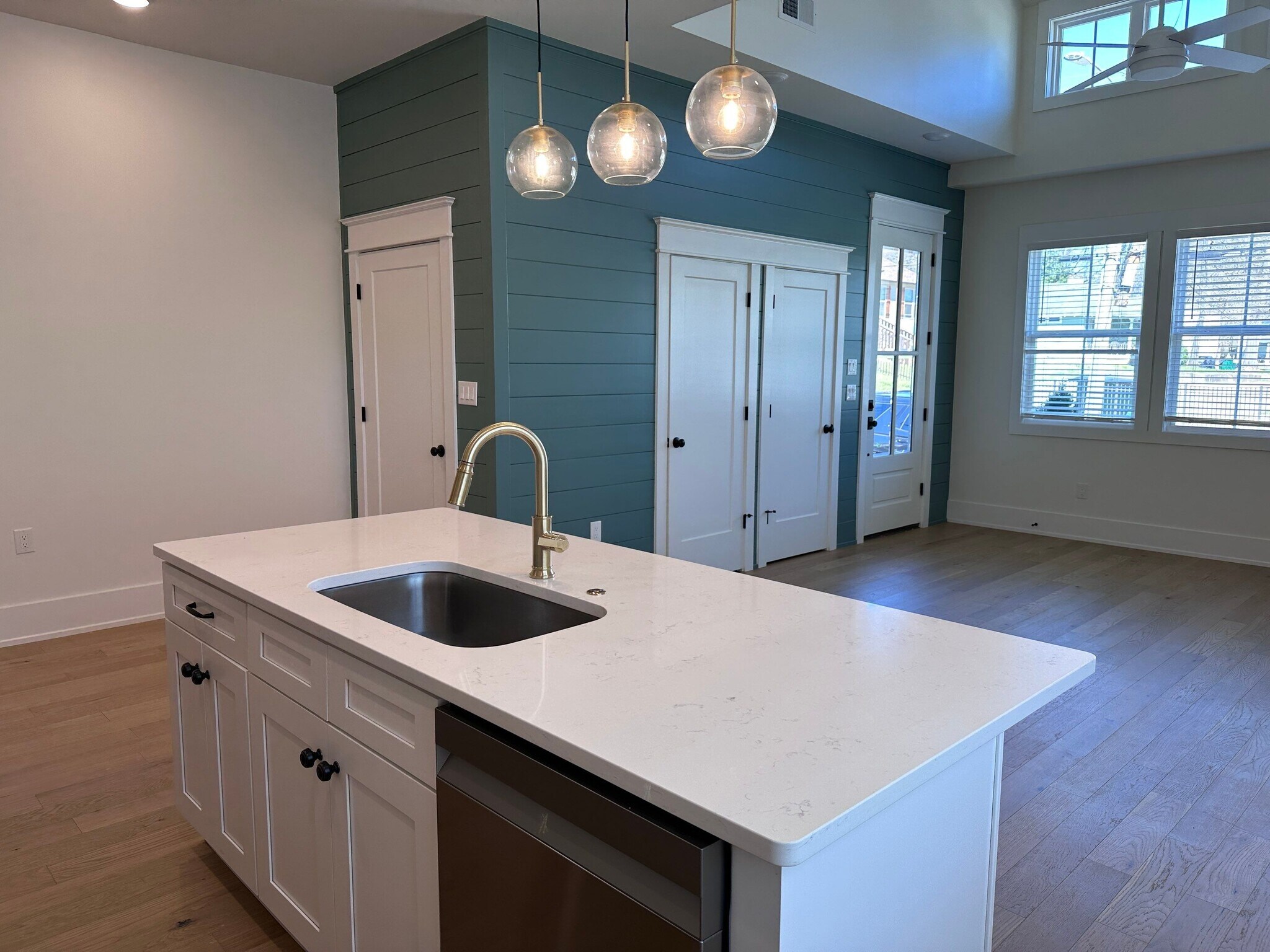 Building Photo - 136 McCowat St