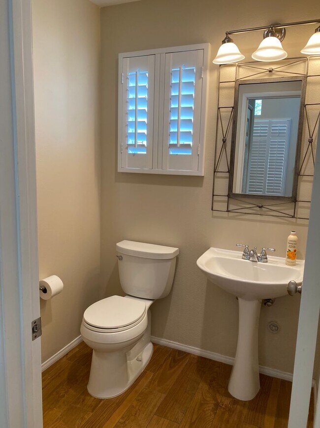Building Photo - Gorgeous Single Family House - Available June 2026!