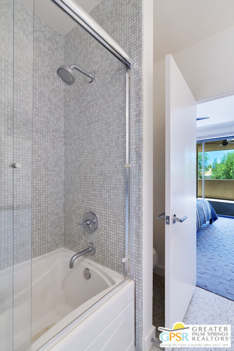 Building Photo - 870 E Palm Canyon Dr