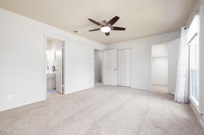 Building Photo - 1940 Leslie Dr