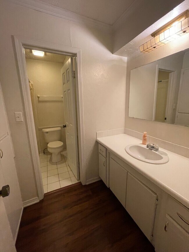 Building Photo - 3 bed upstairs condo in Norman, community ...