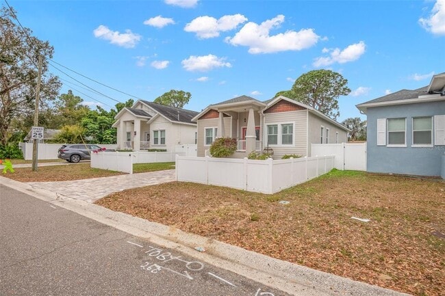 Building Photo - 260 SW Lincoln Cir N