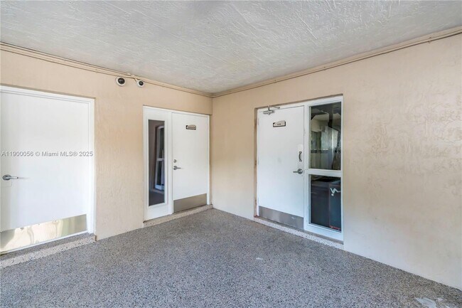 Building Photo - 511 Ives Dairy Rd