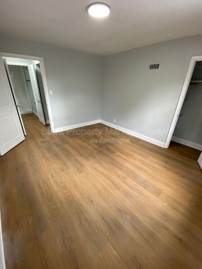 Building Photo - 1505 Franklin Park S