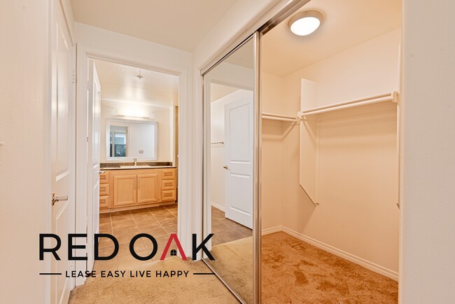 Building Photo - Gorgeous, Sun-Drenched Two Bedroom Walk Up...