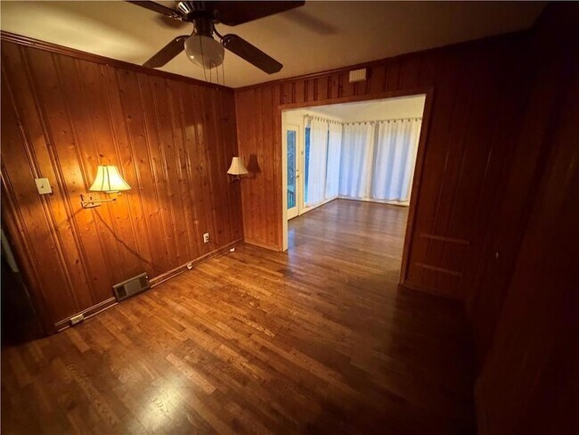 Building Photo - 2022 Woodbine Terrace NE