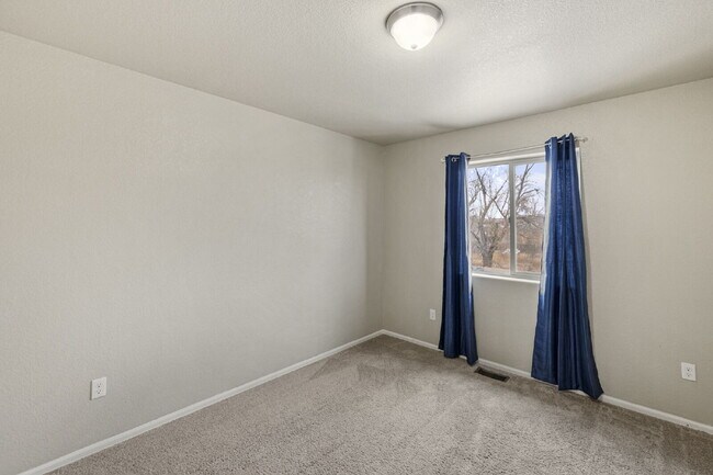 Building Photo - "Beautiful Townhome 3-Bedroom  2.5 Baths no carpet home, just 7 minutes from Fort Carson!"