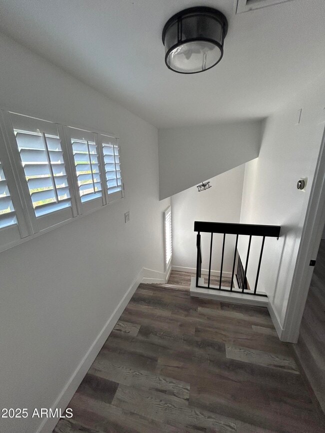 Building Photo - 320 E LARKSPUR Ln