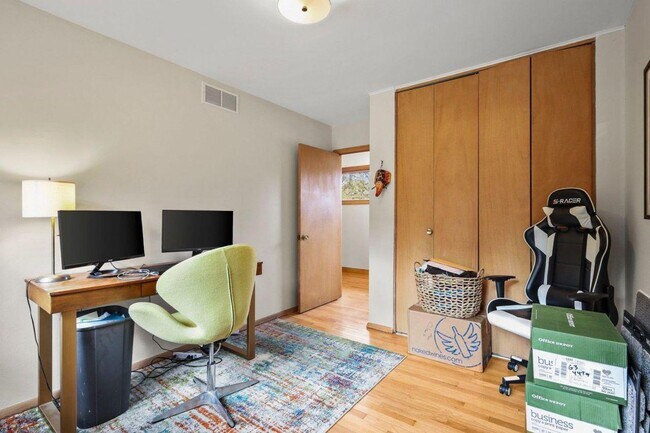 Building Photo - Mid-Century Home