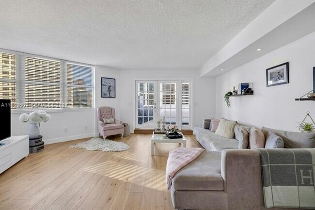 Building Photo - 801 Brickell Bay Dr